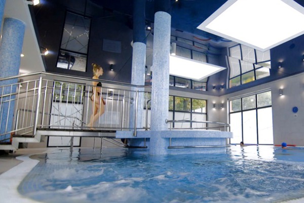 Basen solankowy w kompleksie z jacuzzi i sauną