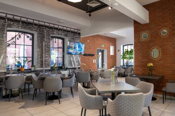 Cafe Rustykalna z bezpłatnymi wieczorkami z muzyką na żywo, klimatyzowany lokal z przystępnymi cenami